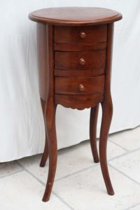 10. Chevet rond pieds galbés