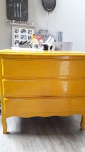 11. Commode peinte en jaune avant