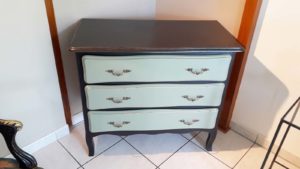 12. Commode en vert de gris et carbone. après