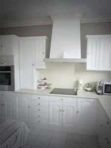 2. Cuisine repeinte en blanc