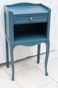 20. chevet repeint en bleu et liserés or