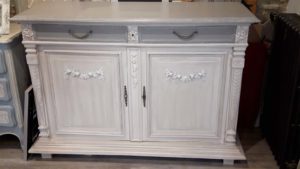 5. Buffet bas guirlandes roses
