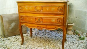 7. Petite commode merisier avant