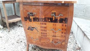 9. Commode en marquetterie avant