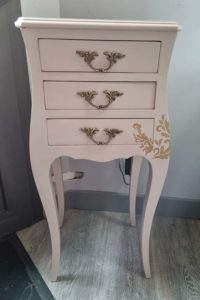 Chevet rose pâle décor arabesque or