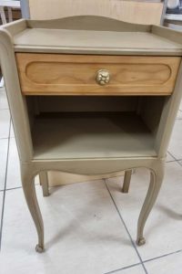 Chevet style louis XV vert sous bois patiné et titoir bois brut