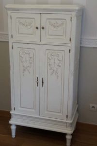 Petite armoire style louis XVI