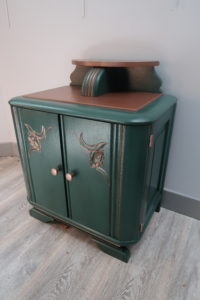 Chevet art déco vert patine noir et plateaux cuivre